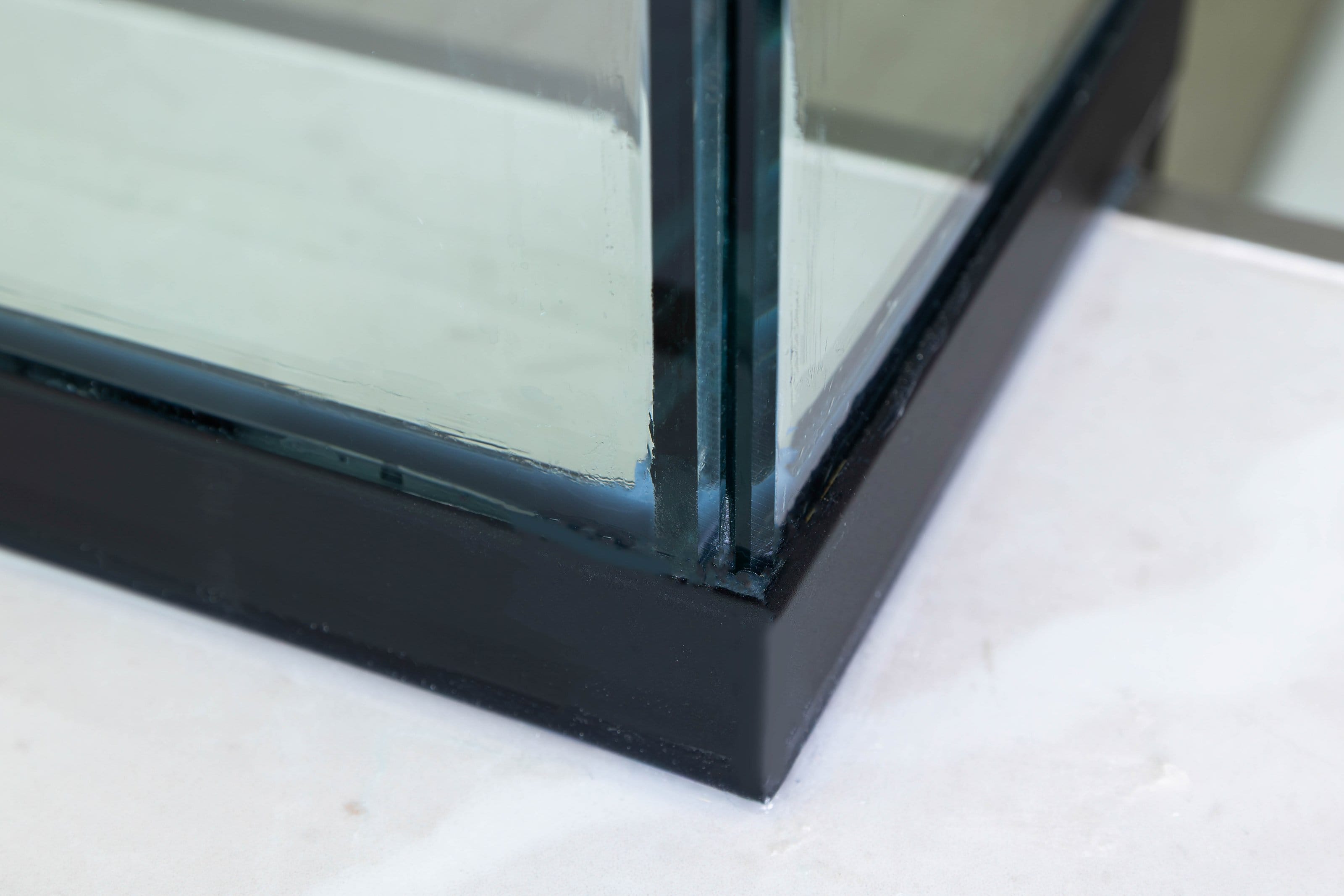 Precision-cut 90-degree mitered glass corner with no metal joint