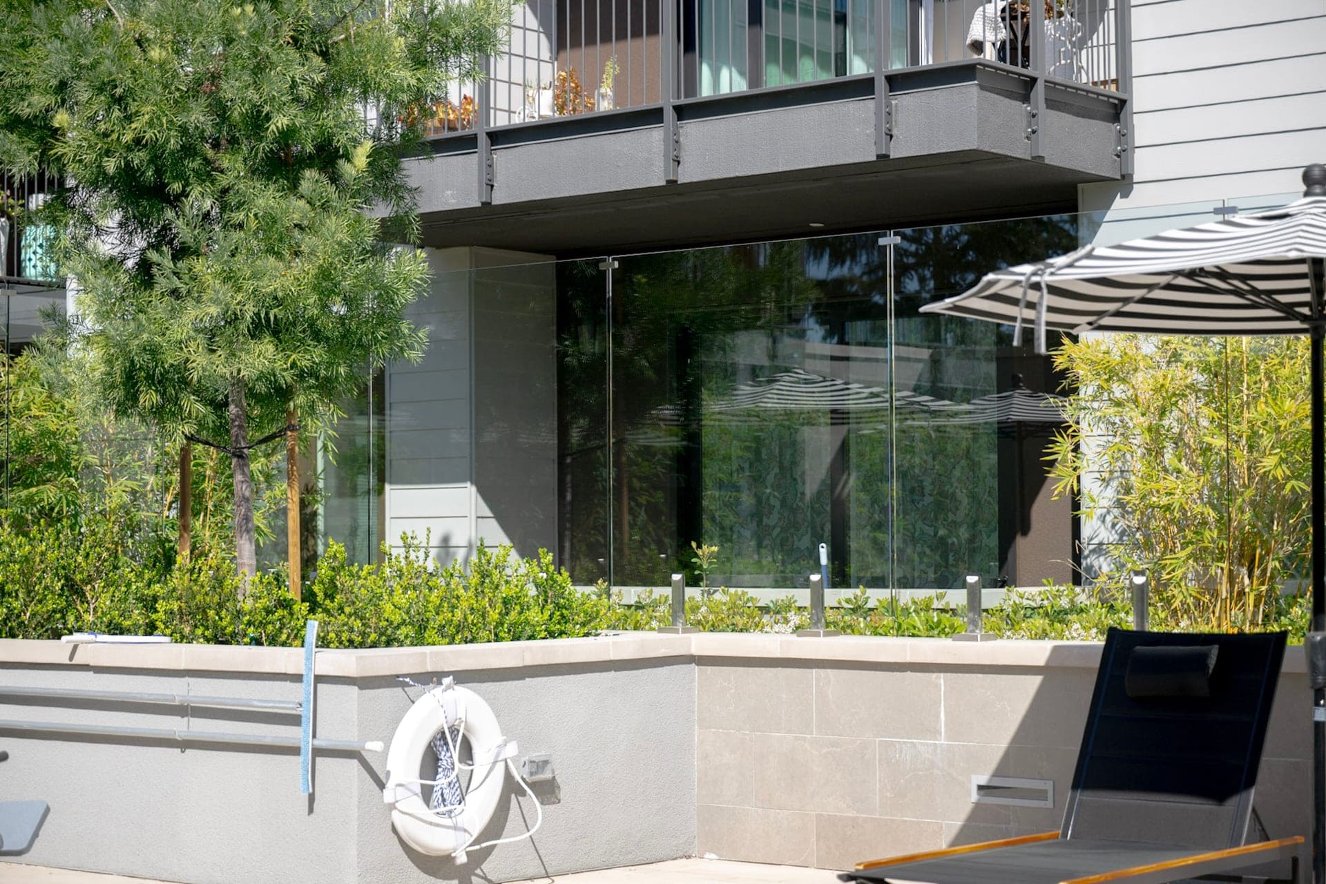 Glass wind shield on a restaurant patio